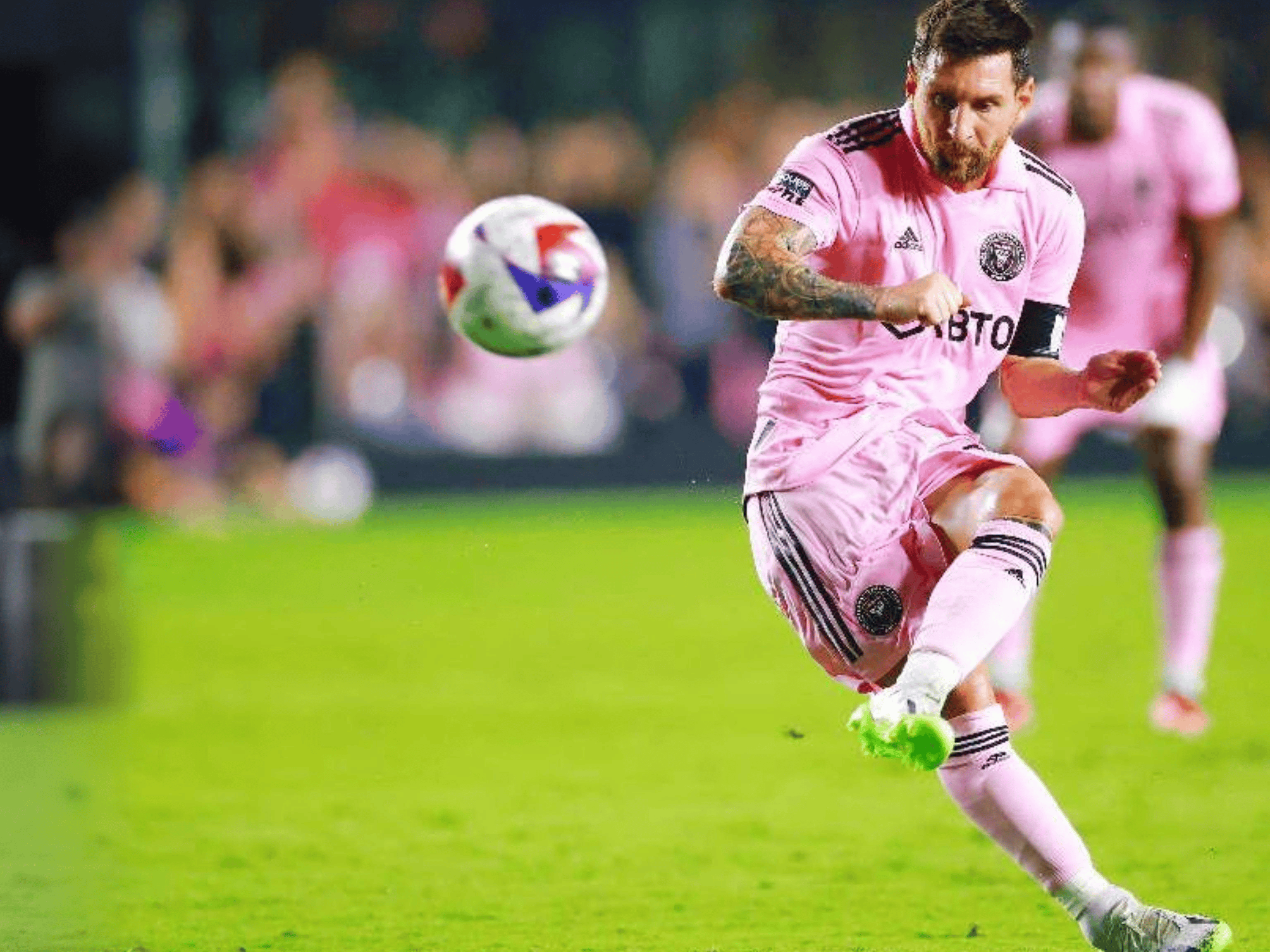 包含梅西回归赛场，战术调整首场状态亮眼，巴塞罗那观众沸腾！的词条